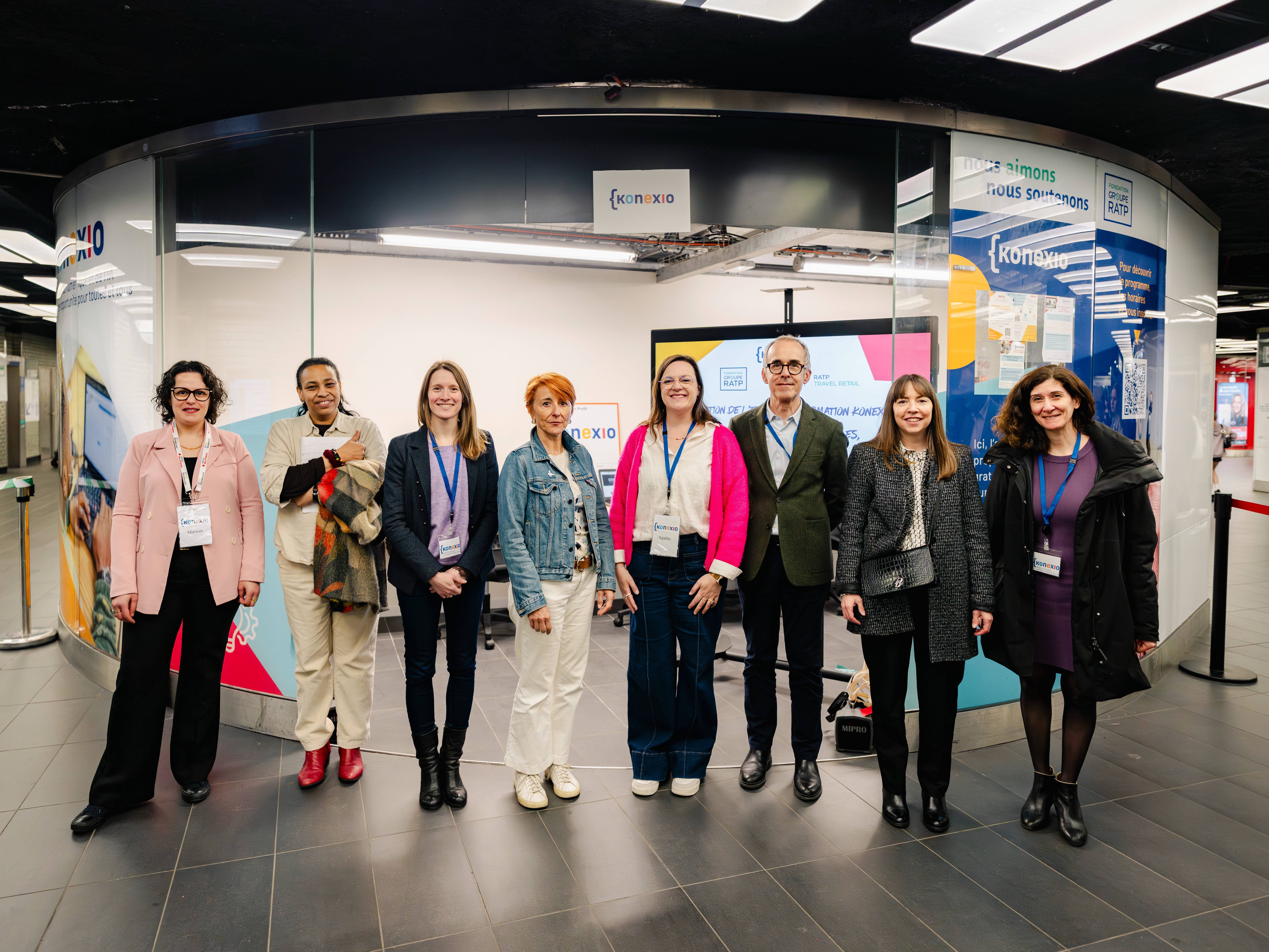 La Fondation Groupe RATP et RATP Travel Retail réunis autour de Konexio et de bénéficiaires du programme ©Hamdi Chref